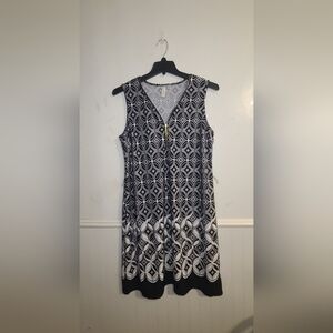 Tacera Black And Whithe Geometric Pattern Top. It has eyelets for a headband but